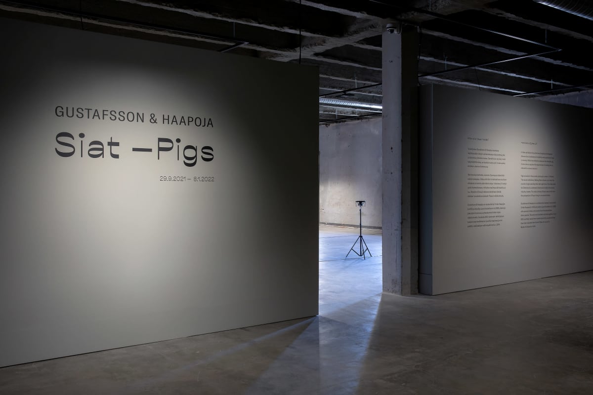 Siat-Pigs -näyttelyn tunnus Seinäjoen taidehallin tyhjässä aulassa.