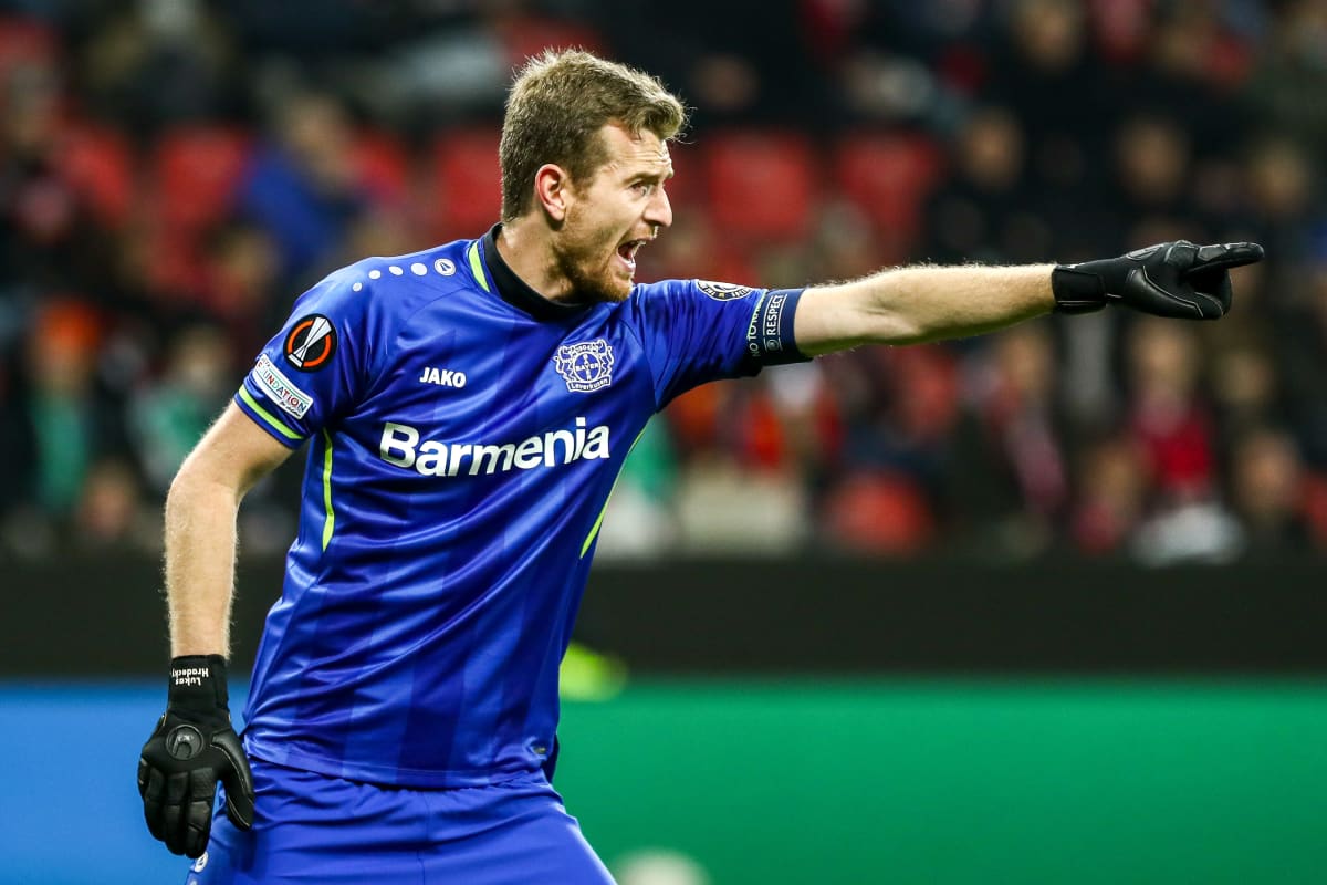 Leverkusenin maalivahti Lukas Hradecky piti maalinsa koskemattomana.  