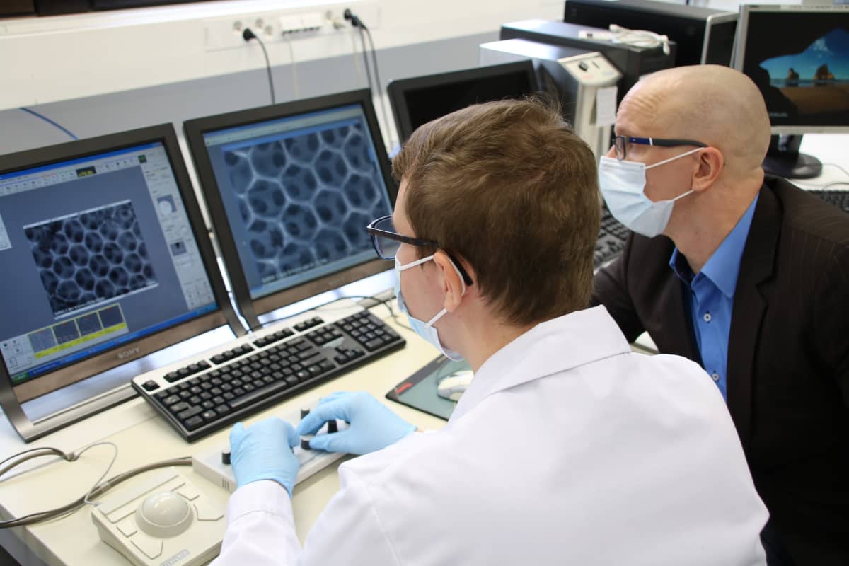 Opiskelija Juho-Pekka Hautala ja apulaisprofessori Jarkko J Saarinen tutkivat elektronimikroskoopilla titaanidioksidin nanorakennetta.