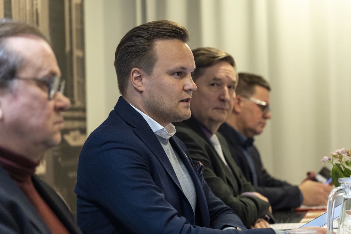 Kuopion kaupunginhallituksen Puheenjohtaja Eskelinen Aleksi istuvat tiedotustilaisuudessa.