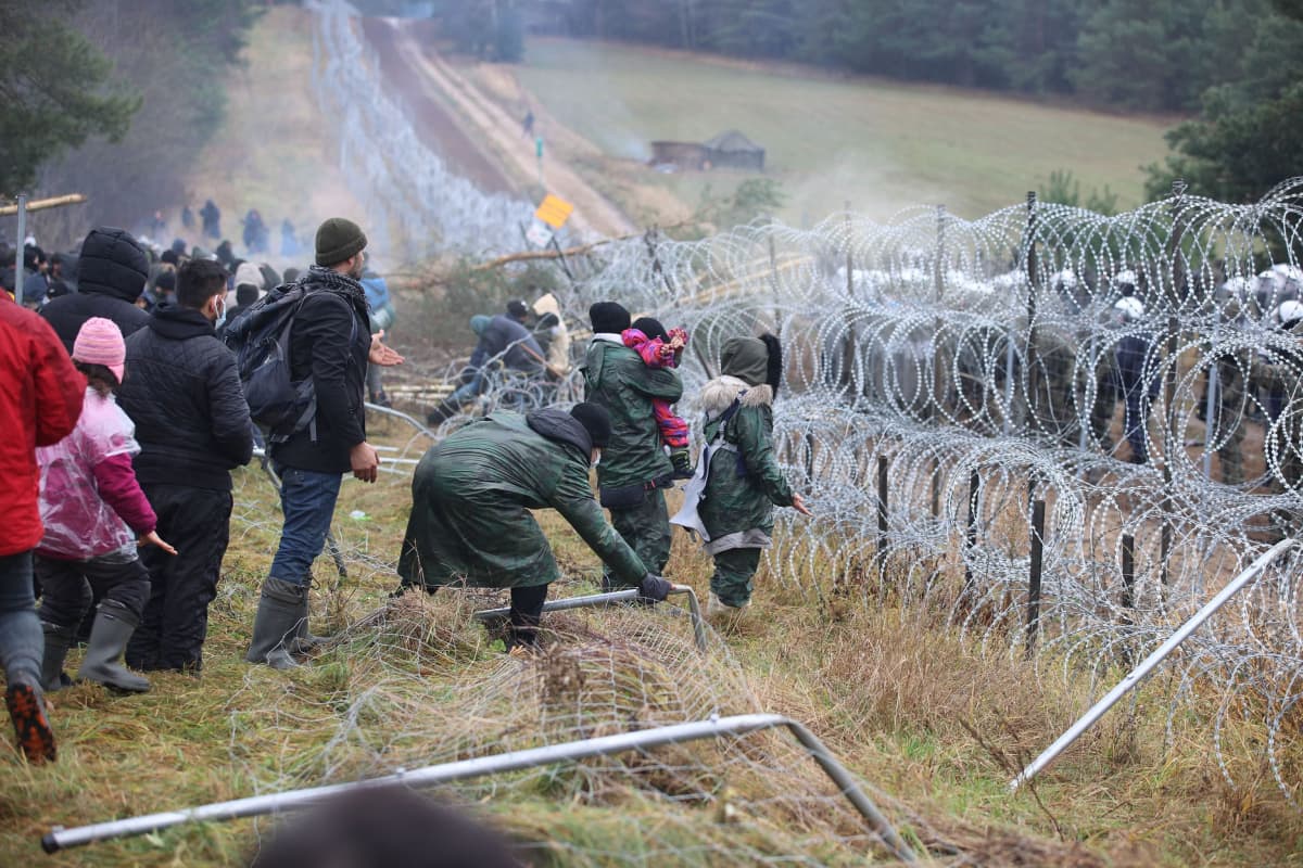 Pakolaisia Valko-Venäjän ja Puolan rajalla.