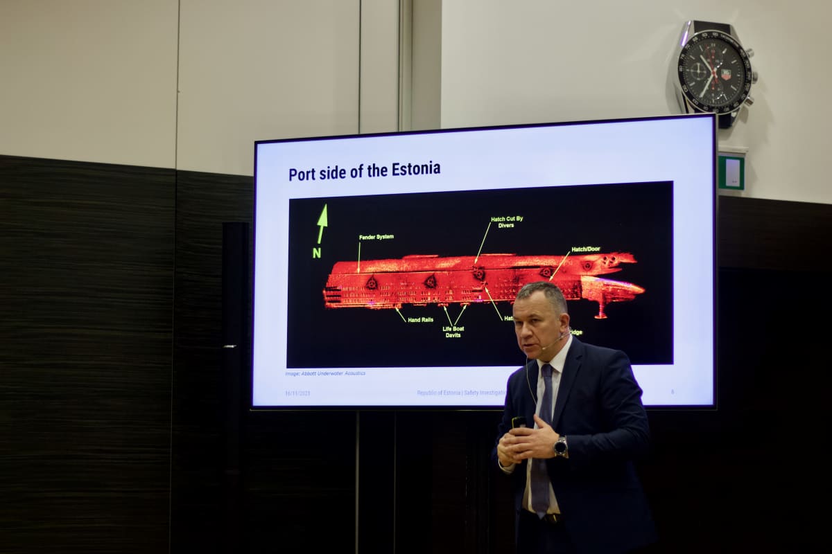 Viron onnettomuustutkintakeskuksen johtaja Rene Arikas esittelee Estonia-autolautan uusia tutkimuksia.