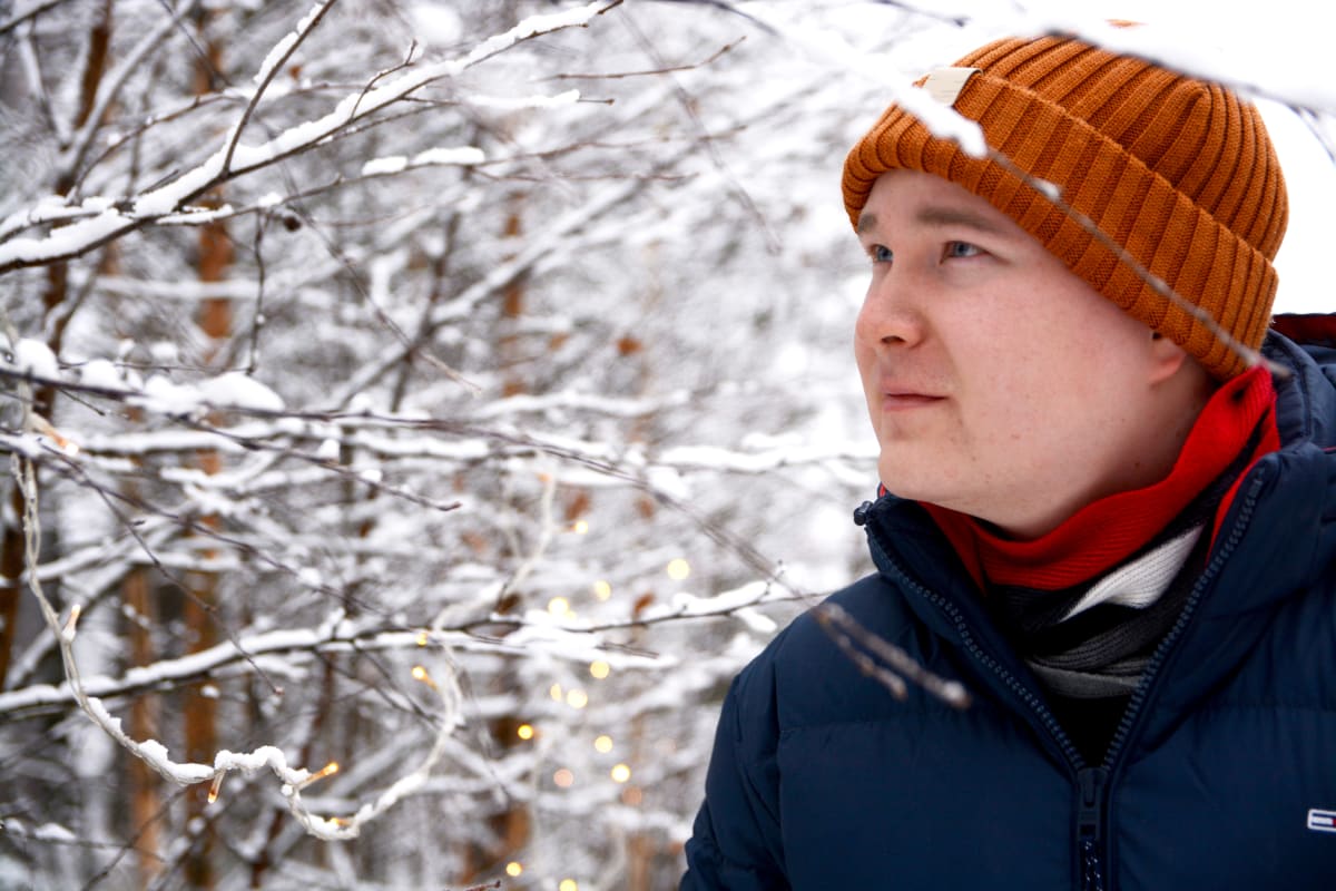 Animaation tekijä Tuomas Toivainen seisoo pipo päässä lumisten puiden vierellä.