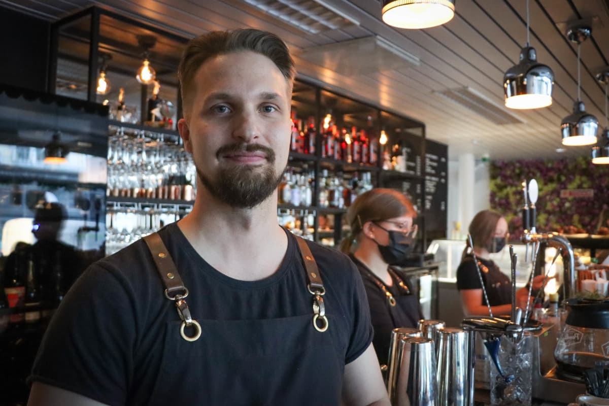 Cafe & Bar 21:en ravintolapäällikkö Mikko Hokkanen ravintolassa.