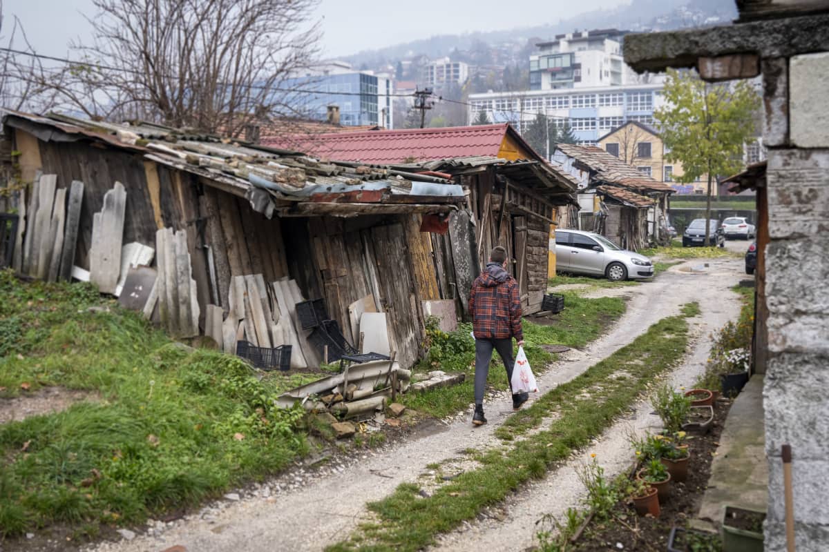 Poika kävelee Sarjevon keskustassa Bosnia-Hertsegovinassa