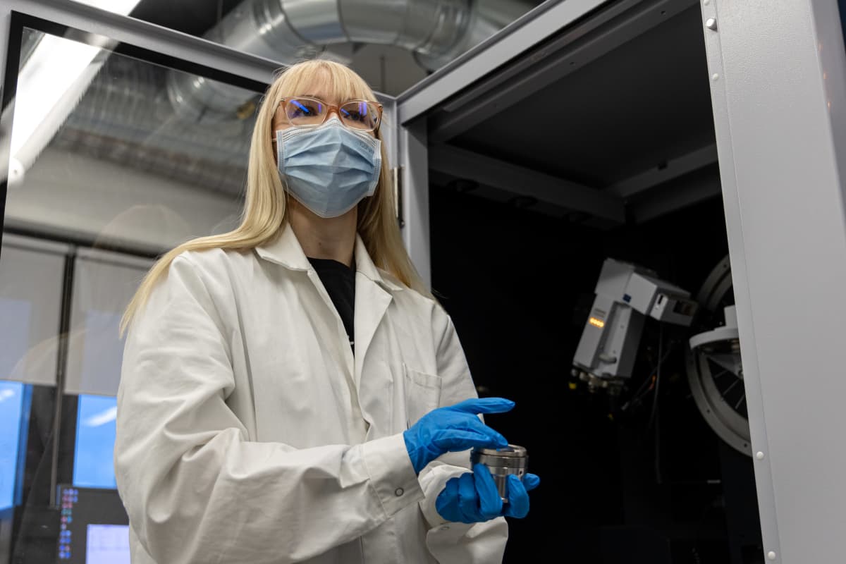 LUT:n kemiantekniikan koulutusohjelman johtaja, dekaani, Riina Salmimies esittelee LUT yliopiston loboratoriossa röntgen infrankrometri-laitetta (näyttää hyvin tekniseltä ja on isompi kuin jääkaappi).