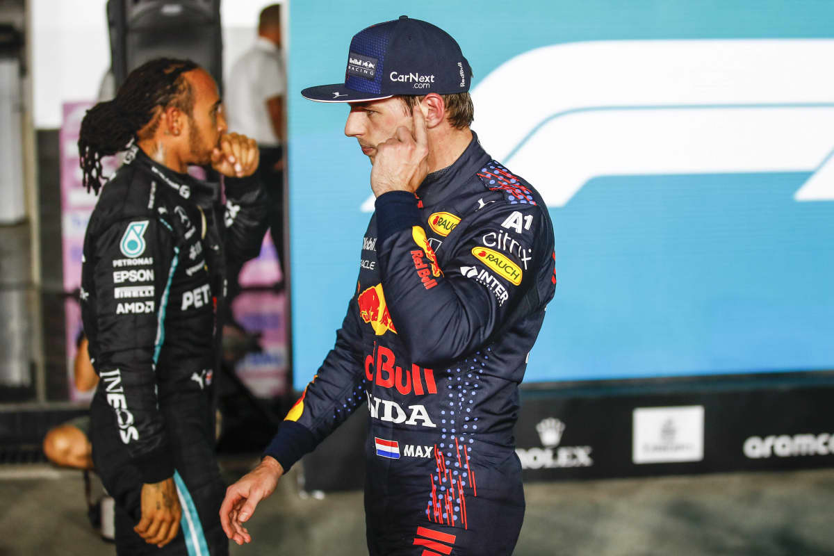 Red Bullin Max Verstappenilla riittää sunnuntaina tekemistä, ettei Lewis Hamilton kiri eroa mestaruustaistossa.