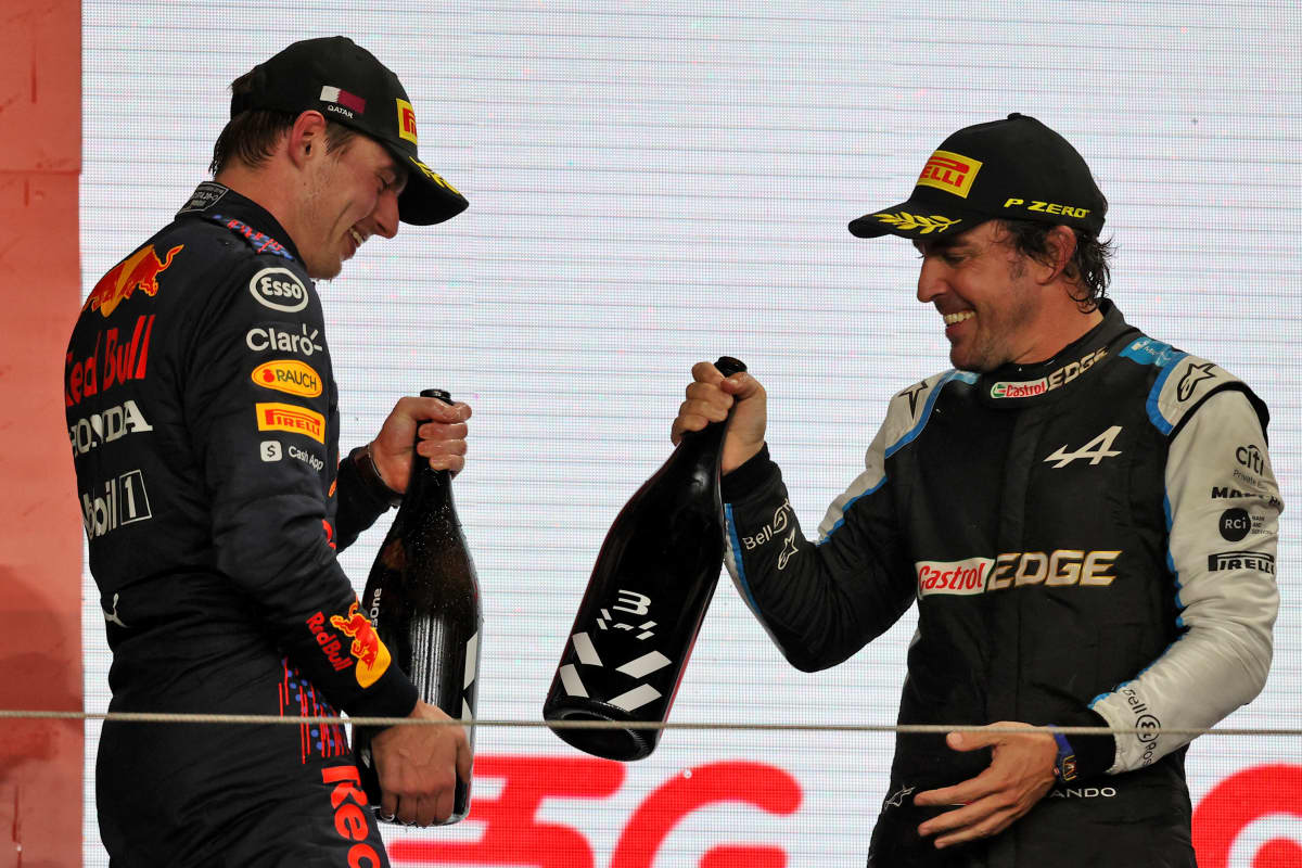 Kakkoseksi sijoittunut Max Verstappen (vas.) ja kolmanneksi ajanut Fernando Alonso kippistelivät palkintopallilla kisan jälkeen.