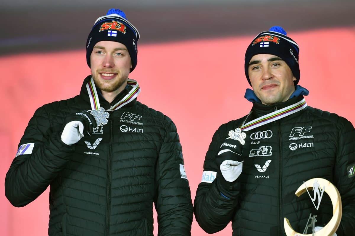Joni Mäki ja Ristomatti Hakola poseeraavat parisprintin MM-hopeamitalien kanssa.