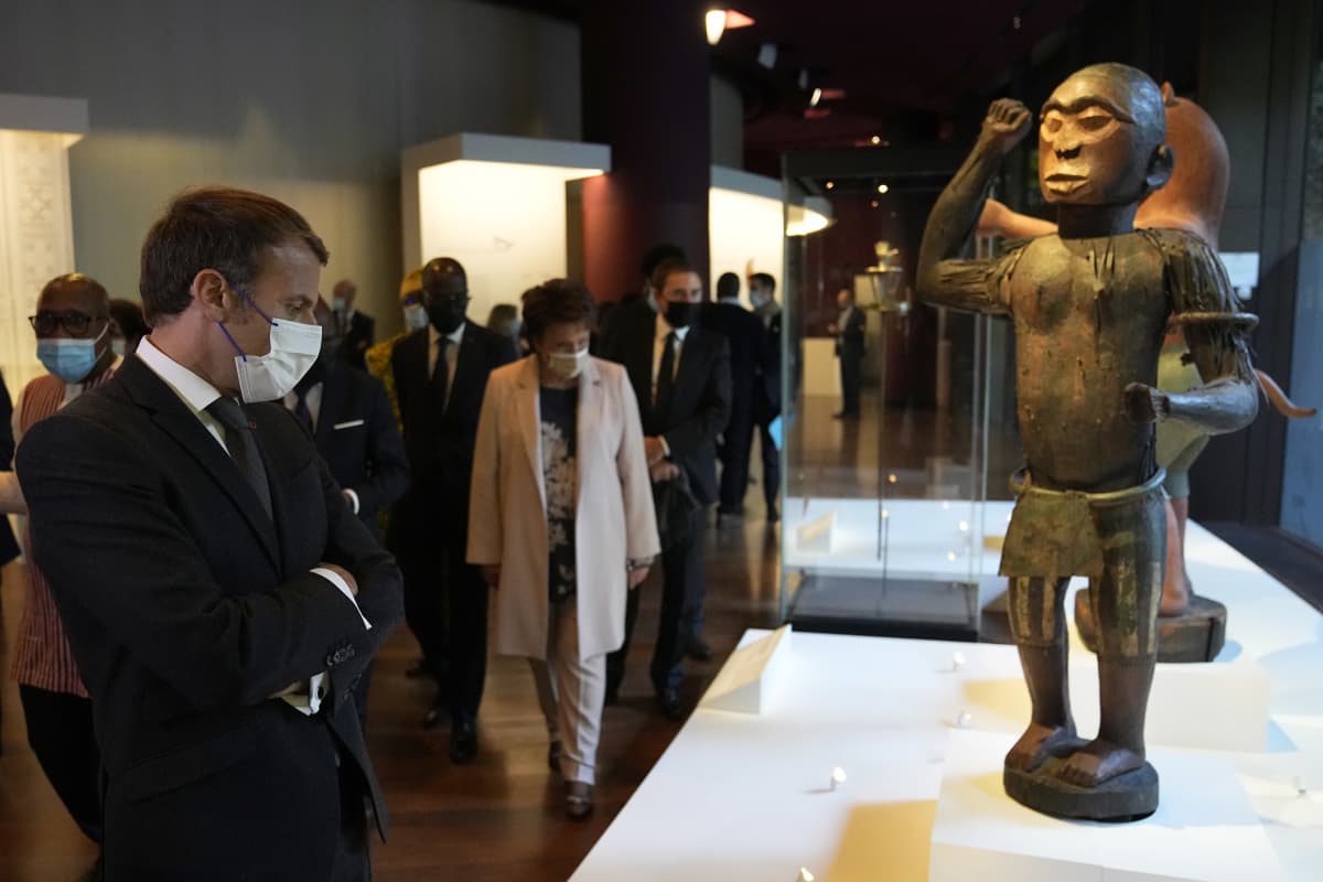 Emmanuel Macron katsoo afrikkalaista taidetta museossa.