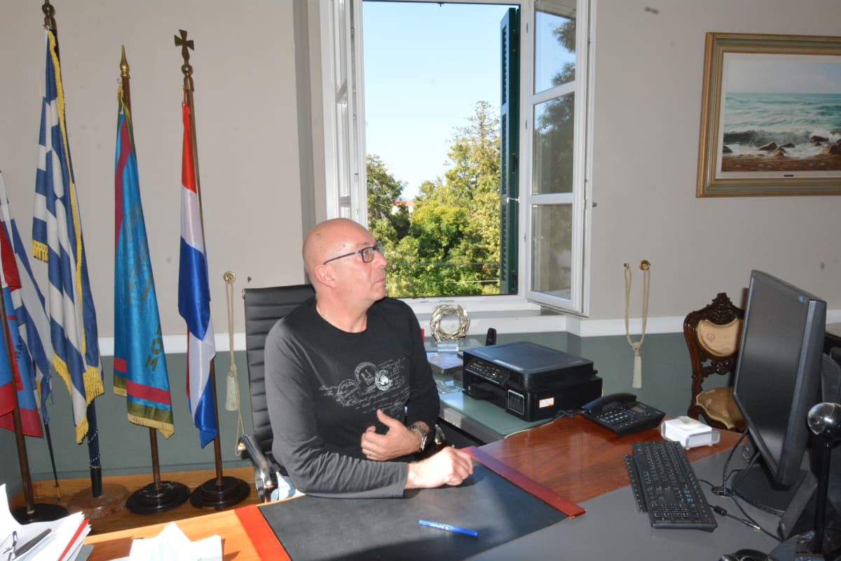 Itäisen Samoksen pormestari  George Stantzos työpöytänsä ääressä.