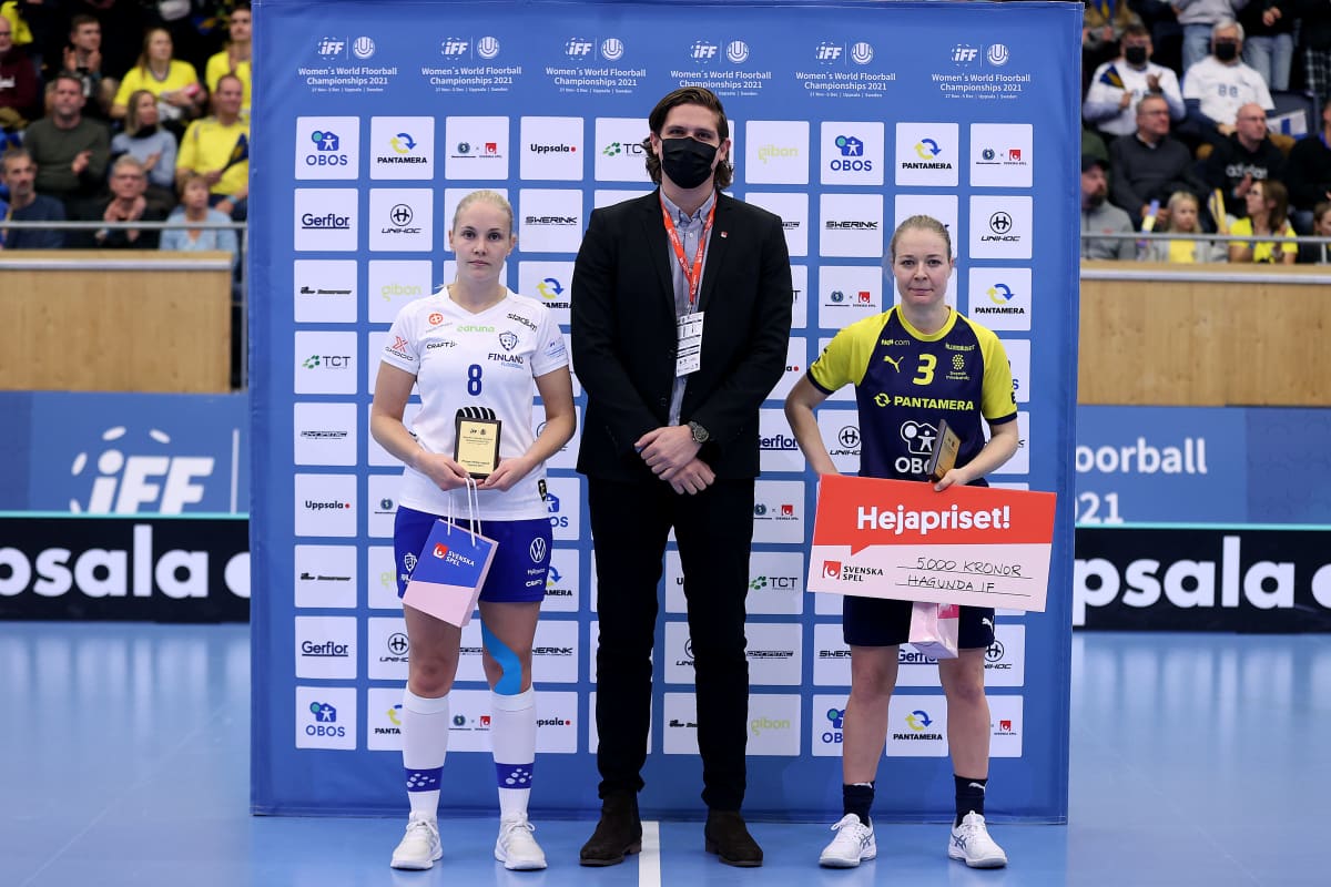 Laura Rantanen ja Amanda Delgado Johansson palkittiin parhaina pelaajina Suomi-Ruotsi -ottelussa naisten salibandyn MM-kisoissa 30.11.2021.