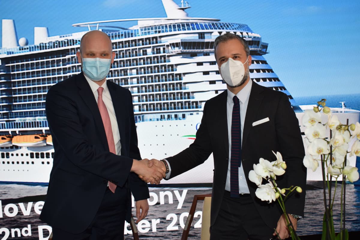 Toimitusjohtaja Tim Meyer Turun telakalta ja Costa Cruisesin presidentti Mario Zanetti kättelevät Costa Toscana-laivan luotustilaisuudessa.