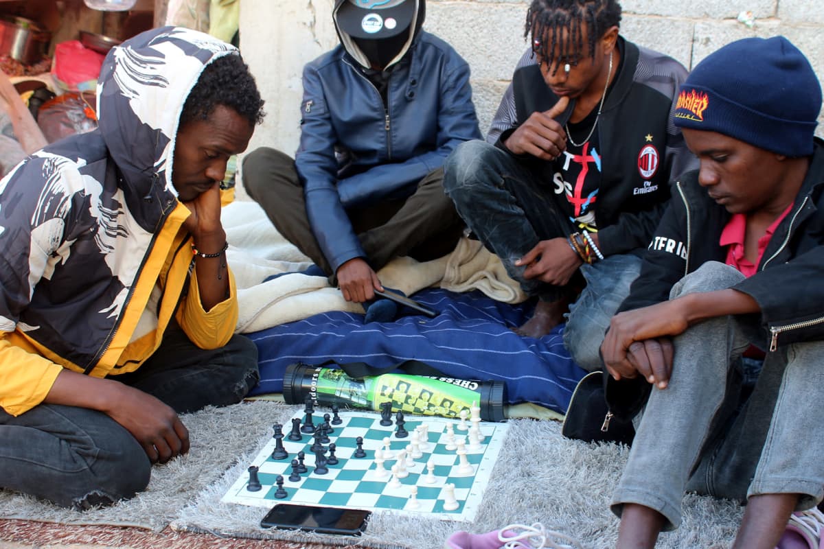 Miehet pelaavat shakkia