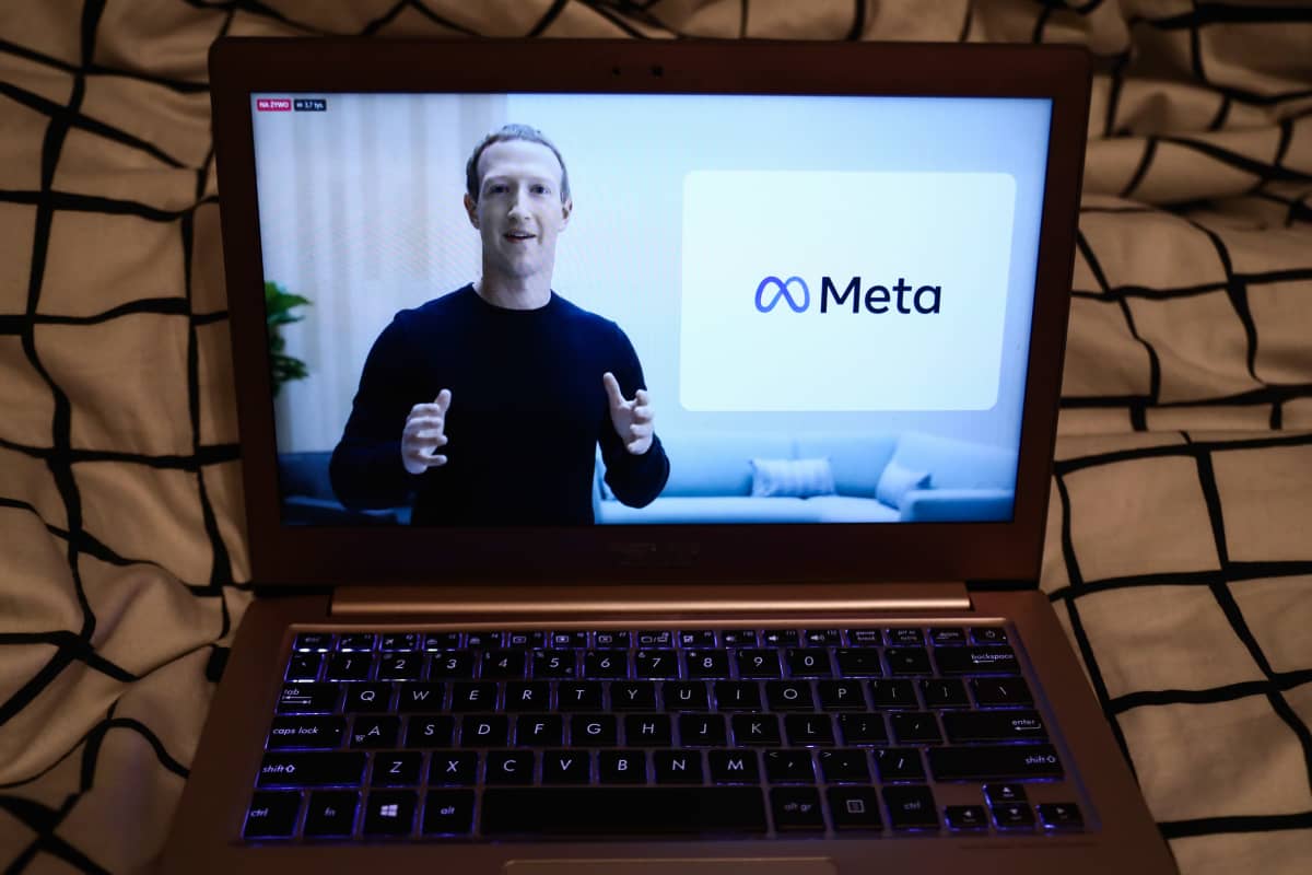 Metan toimitusjohtaja Mark Zuckerberg näkyy tietokoneen ruudulla.