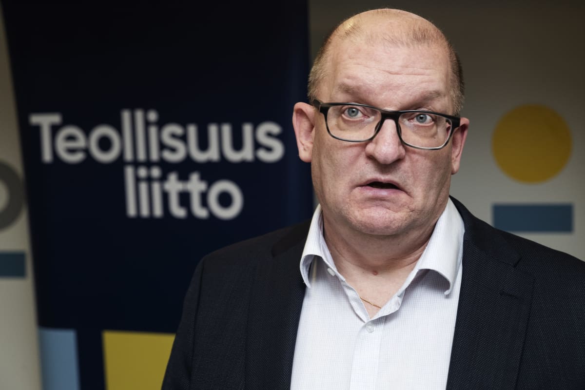 Teollisuusliiton puheenjohtaja Riku Aalto tiedotustilaisuudessa Helsingissä.
