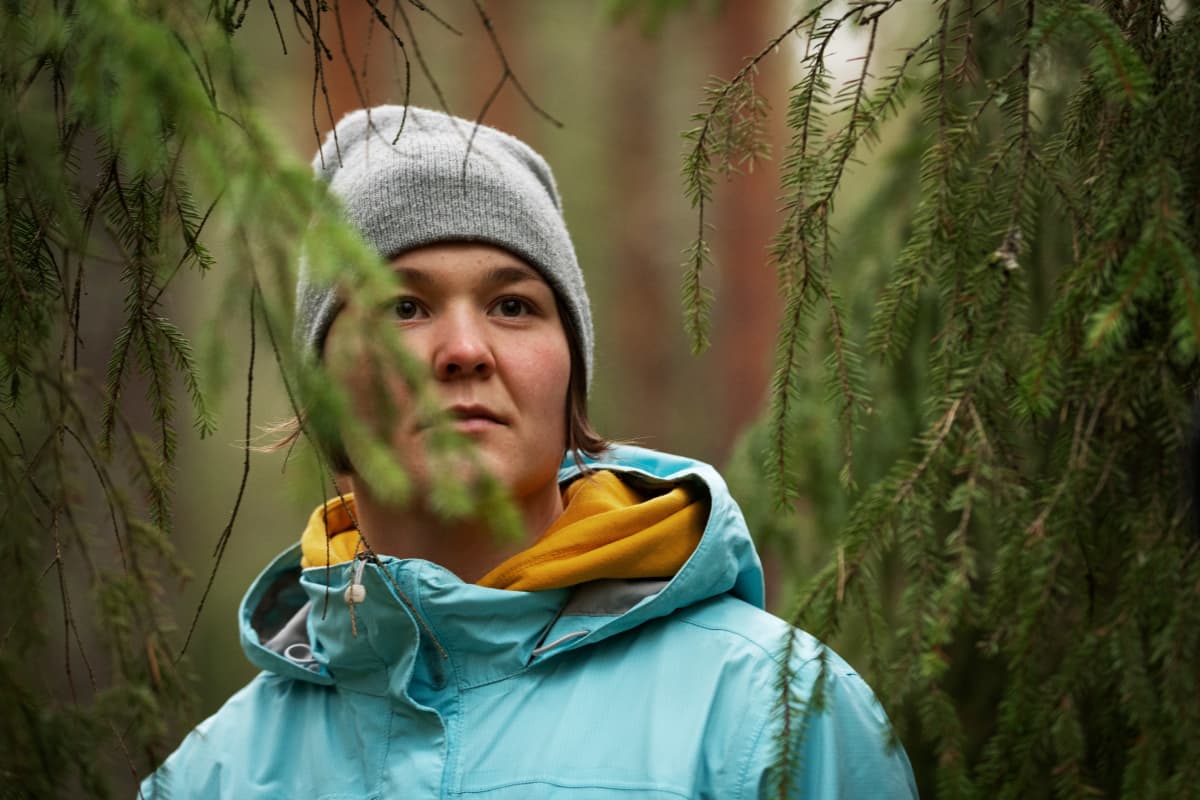 Anni Keisala under en skogspromenad.