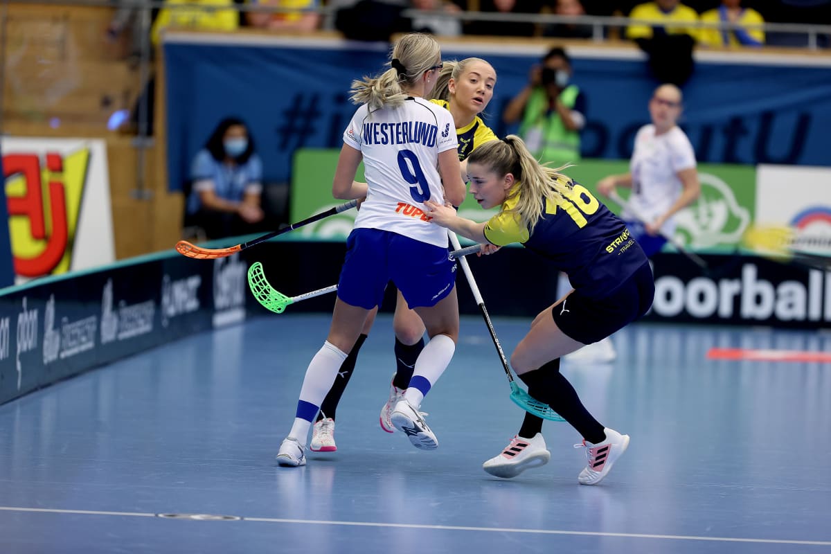 Daniela Westerlund kamppailee kahden Ruotsin pelaajan kanssa. 