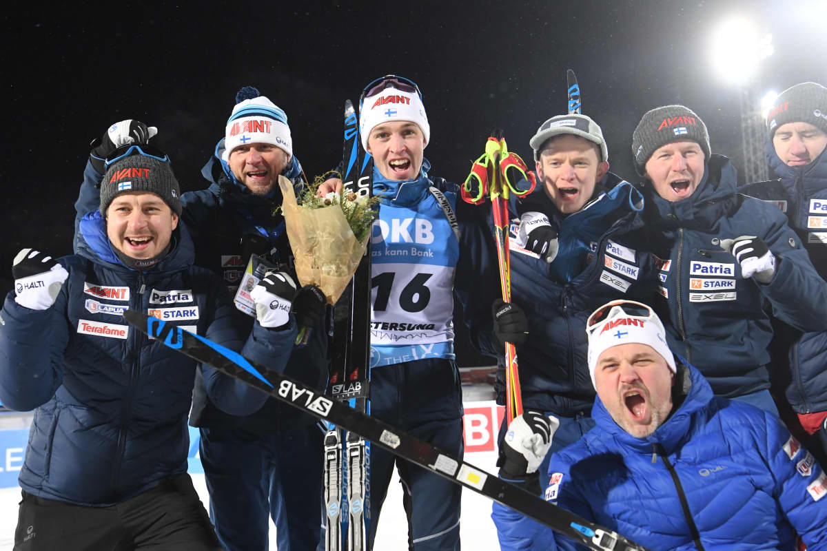 Tero Seppälä firar med landslagskollegor.