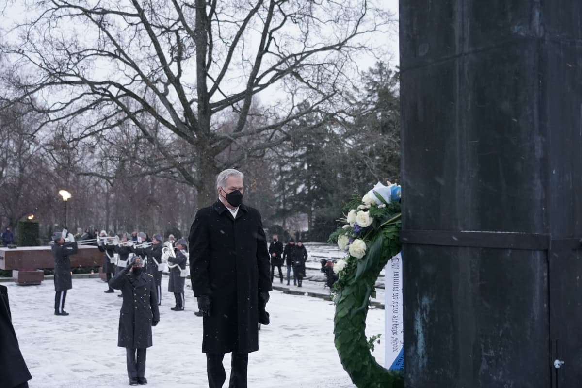 Tasavallan presidentti Sauli Niinistö katsoo seppelettä sankarivainajien muistomerkillä Hietaniemen hautausmaalla