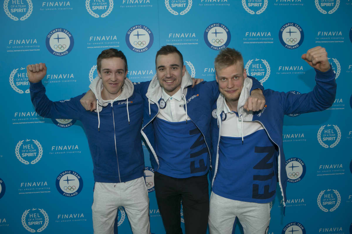 Suomen miesten ampumahiihtojoukkue Tero Seppälä (vas.), Olli Hiidensalo ja Tuomas Grönman lähdössä Pyeongchangin olympialaisiin 2018.