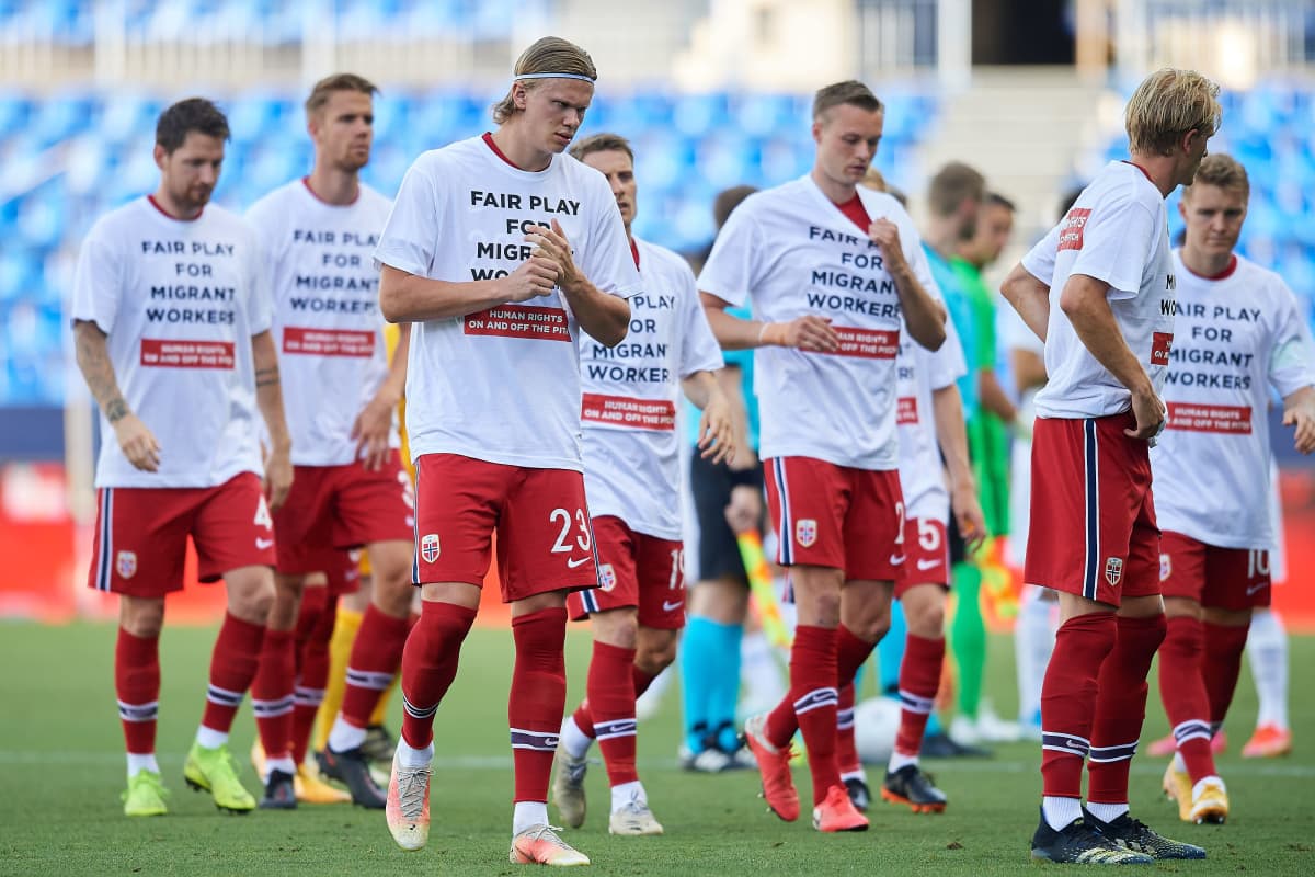 Norjan maajoukkue oli pukeutunut ennen Kreikka-jalkapallomaaottelua t-paitoihin, joissa luki "Fair Play for migrant workers".
