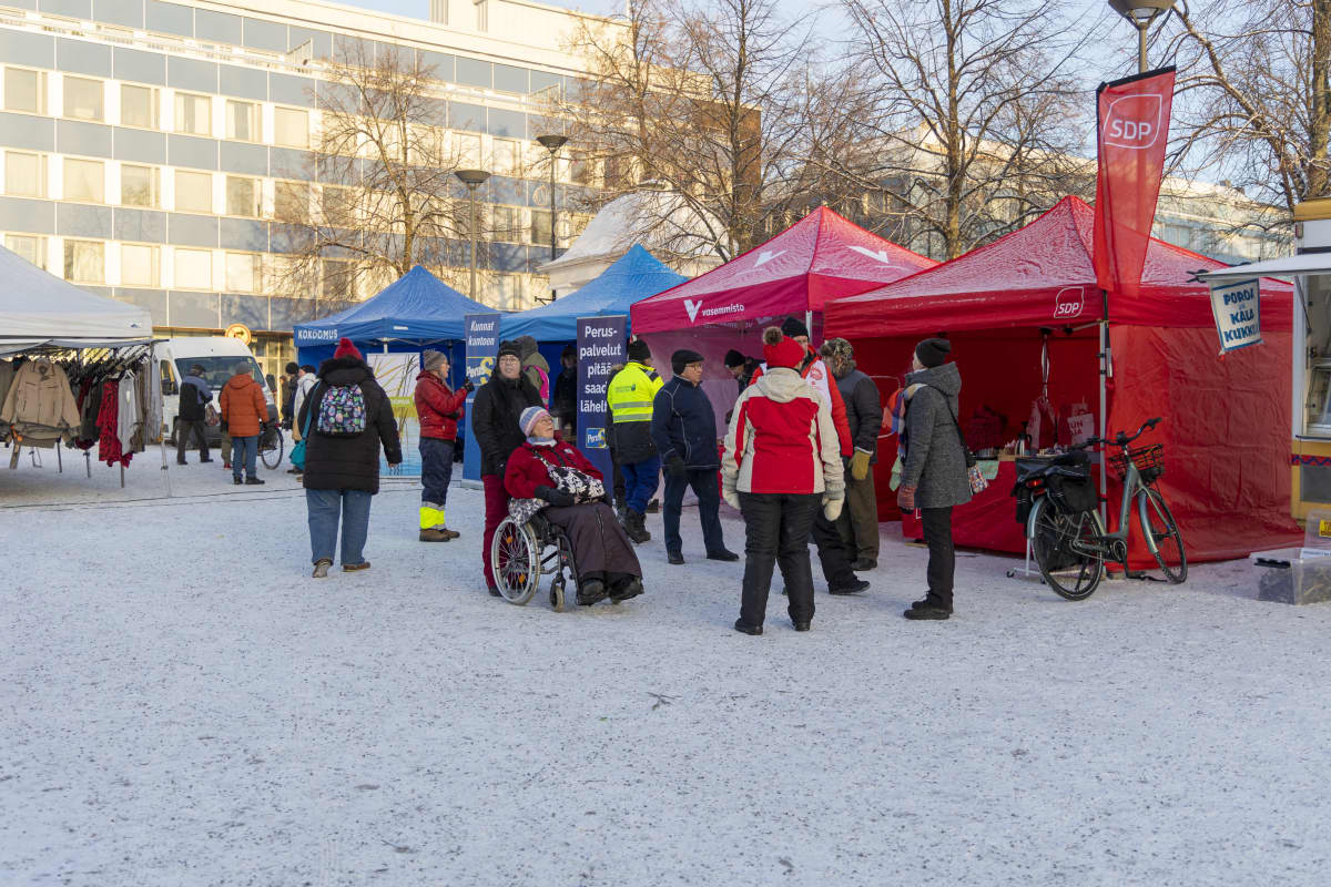 Aluevaaliehdokkaita Hämeenlinnan kauppatorilla. 