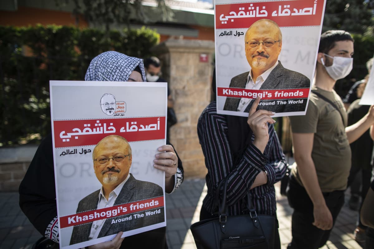 Ihmiset osoittivat mieltään Saudi-Arabian konsulaatin edessä Istanbulissa lokakuussa 2020, kun Jamal Khashoggin murhasta oli kulunut kaksi vuotta.