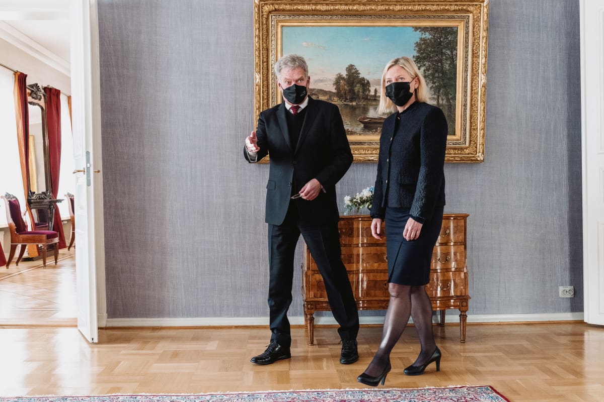 Suomen tasavallan presidentti Sauli Niinistö ja ruotsin pääministeri Magdalena Andersson presidentinlinnassa.