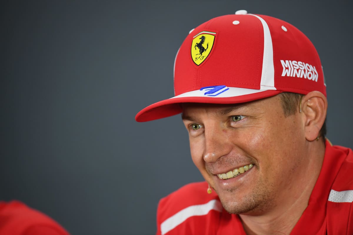 Kimi Räikkönen hymyilee.