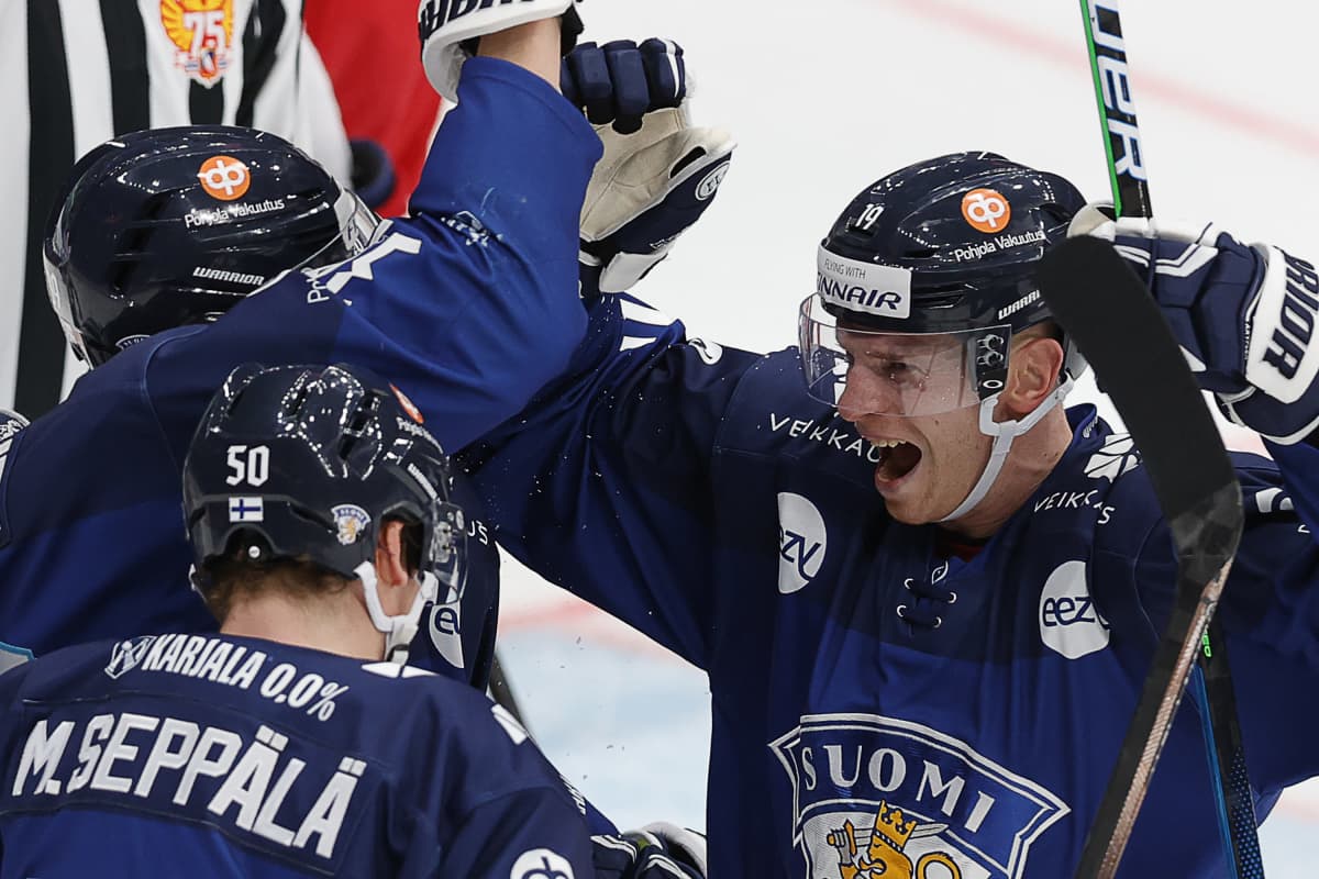 Waltteri Merelä firar mål med två lagkamrater.