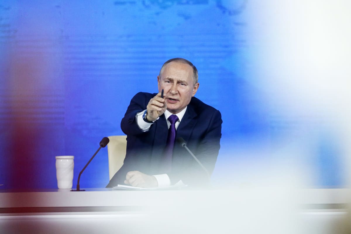 Vladimir Putin puhui lehdistötilaisuudessa ja osoitti sormella yleisöön.