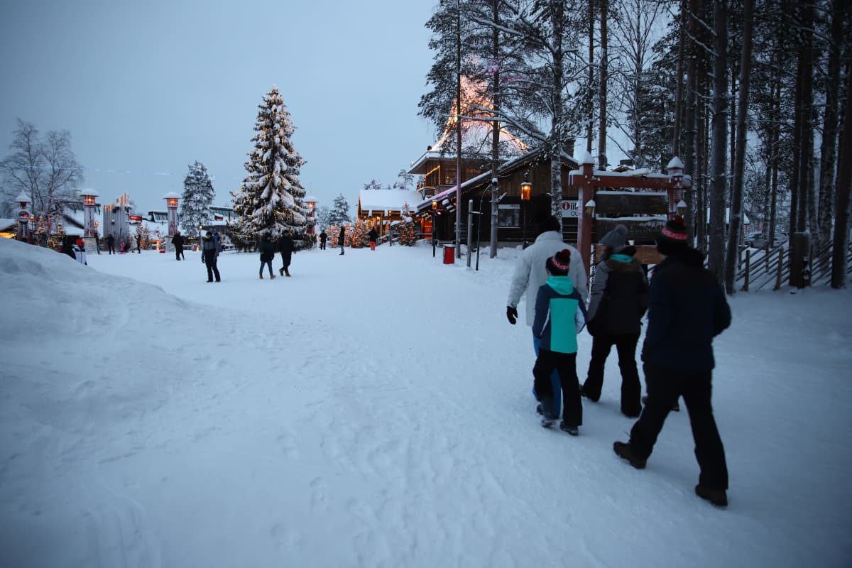 Matkailijoita Joulupukin pajakylässä Rovaniemellä