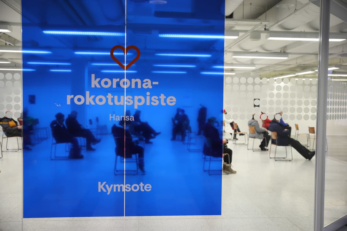 Kymsoten koronarokotuspistellä istuvia henkilöitä Kauppakeskus Hansassa Kouvolassa.