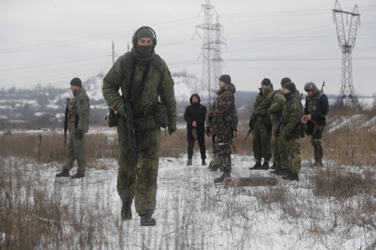 Venäjämieliset sotilaat harjoittelevat sodankäyntiä pellolla.