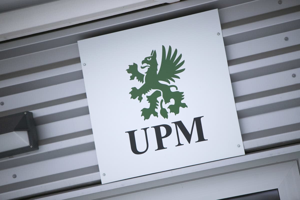 UPM:n logo Pietarsaaren tehtaalla.