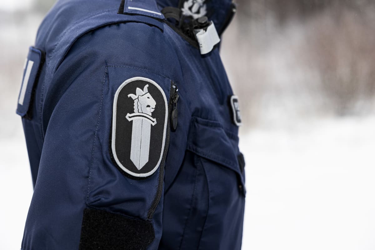 Kuvituskuvia poliiisipartiosta talvisessa ympäristössä.