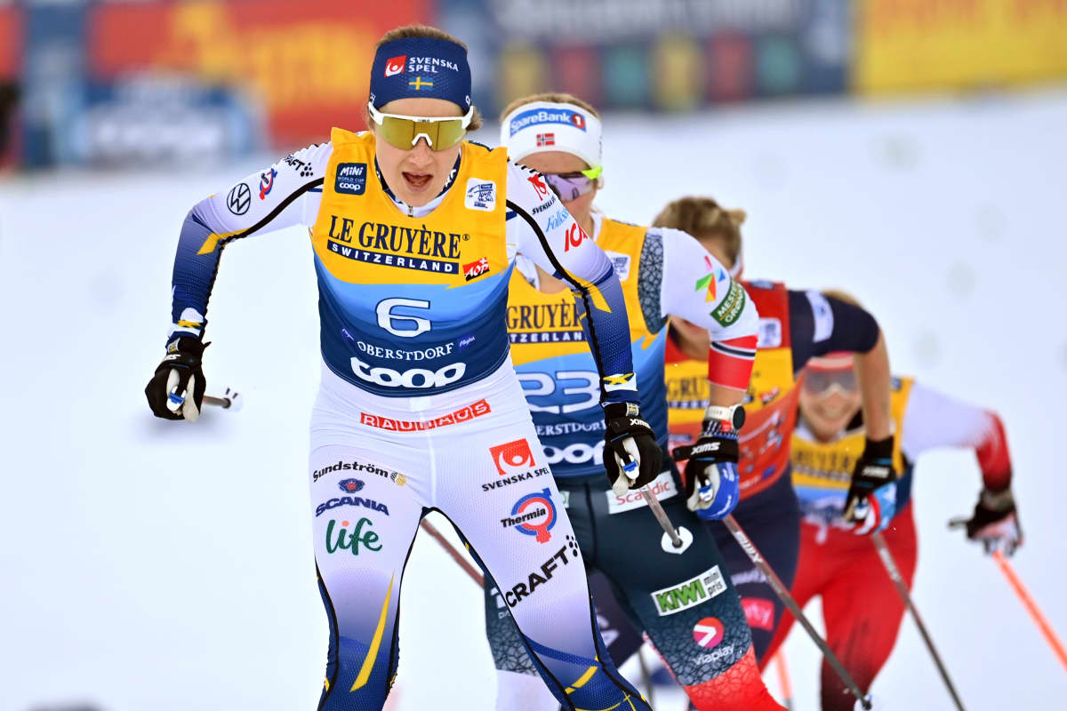 Ebba Andersson johtaa letkaa Tour de Skillä.