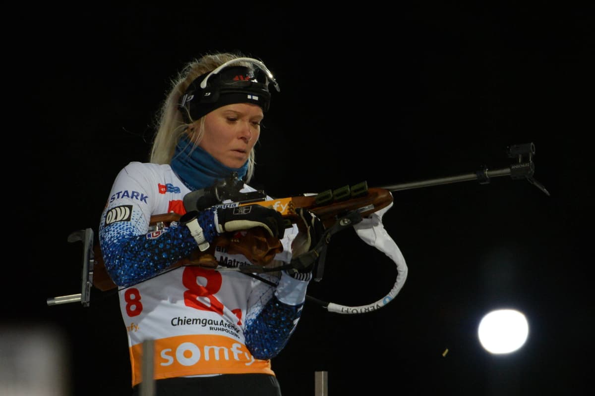 Ampumahiihtäjä Mari Eder asettelee asettaan World Team Challenge -kilpailussa Ruhpoldingissa 28.12.2021.