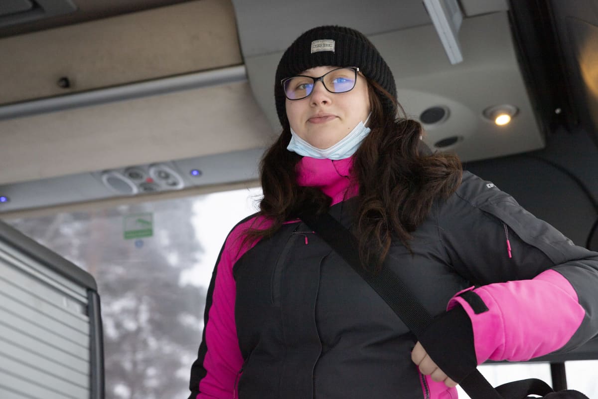 Joensuulainen Anna Ronkainen lähdössä linja-automatkalle Varkaudesta Joensuuhun.