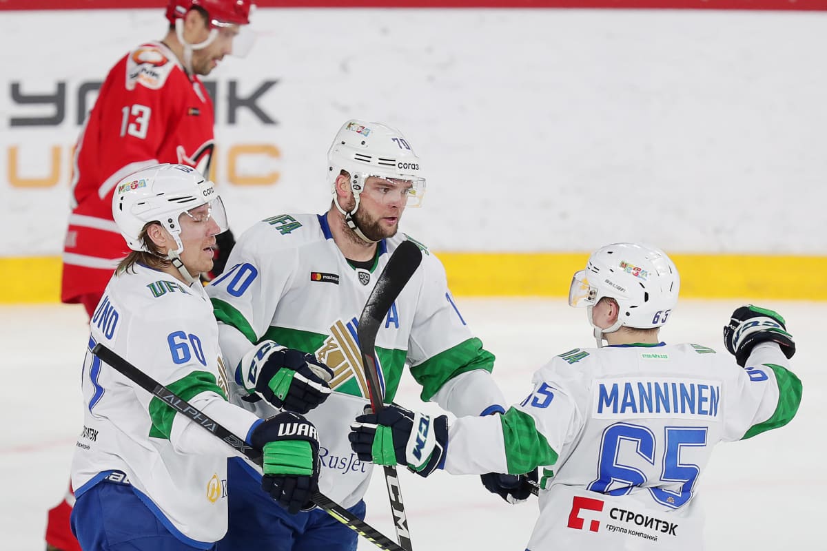 KHL-joukkue Ufan suomalaishyökkääjät Markus Granlund, Teemu Hartikainen ja Sakari Manninen.