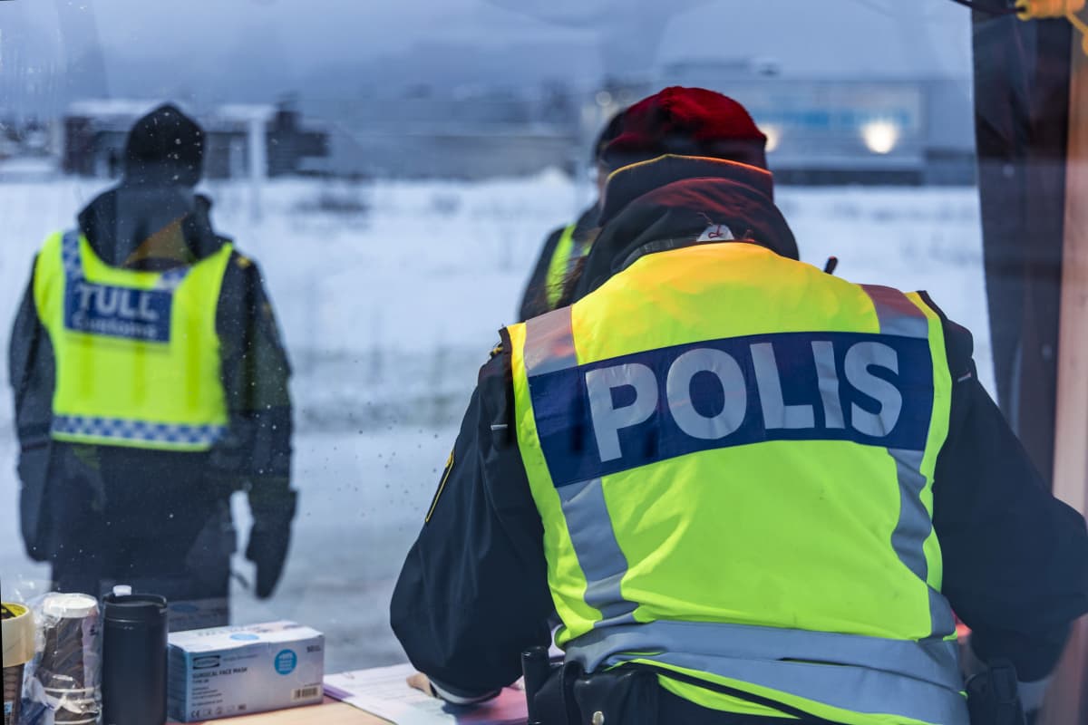 Ruotsin poliisi ja tulli tarkastavat rajanylittäjiltä koronatestin. Poliisi merkitsee vihkoon rajanylittäjiä.