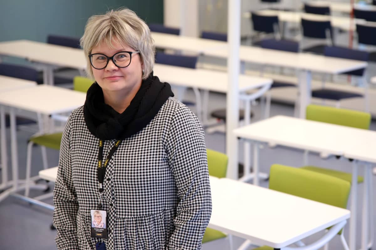 Xamk:n sosiaalialan lehtori Hanna-Leena Lipsanen luokkahuoneessa.