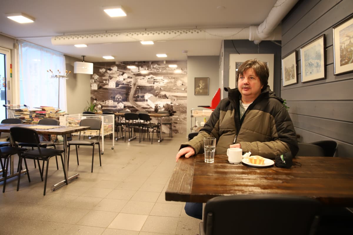Tarmo Leino istuu juomassa kahvia Pelkosenniemen Seo-huoltoasemalla.
