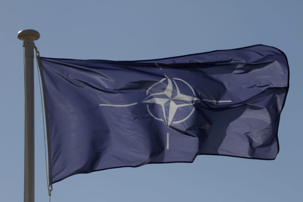 Naton lippu liehuu.