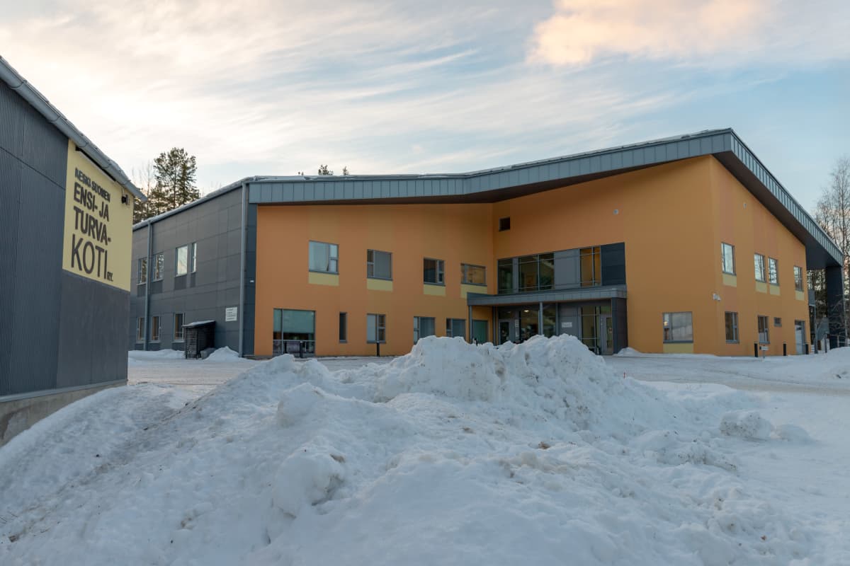 Keski-Suomen ensi- ja turvakoti kadulta katsottuna. Talo on uusi kaksikerroksinen rakennus jossa on tummankeltainen julkisivu.