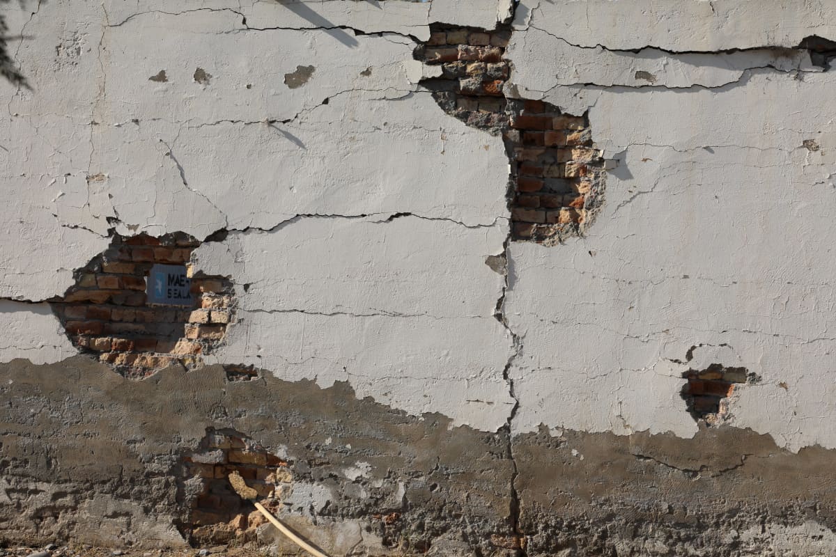 Pommituksen jälkiä rakennuksen seinässä Afganistanissa.