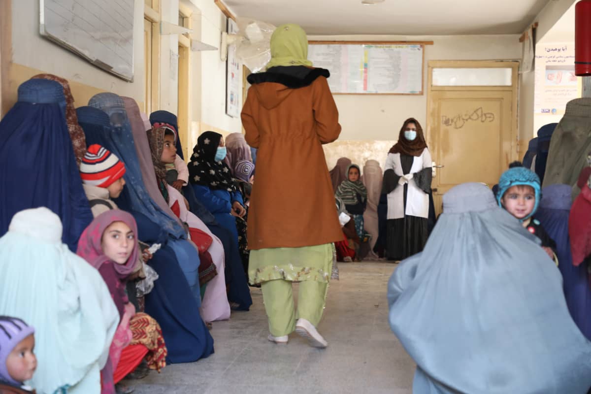 Ihmiset odottavat vuoroaan terveysasemalla Afganistanissa.
