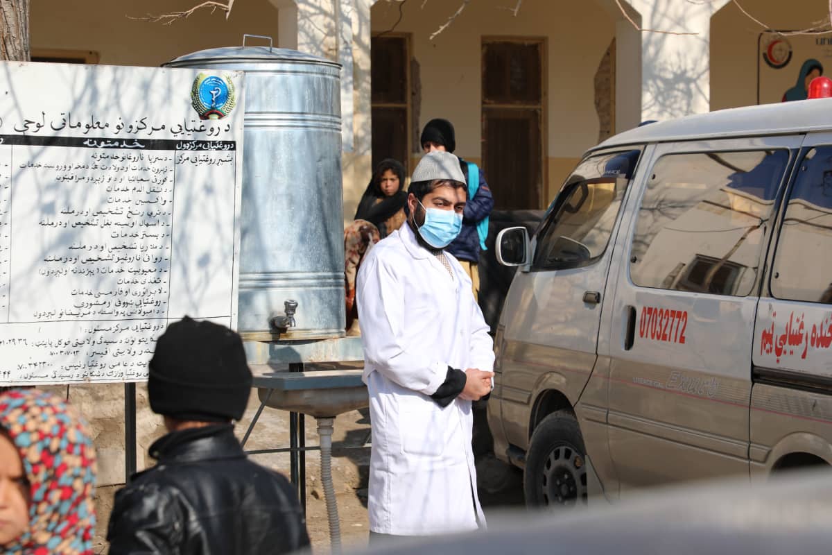 Lääkäri seisoo klinikan pihalla Afganistanissa.