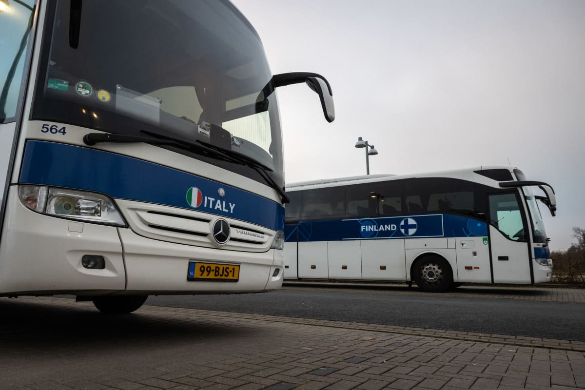 Futsalmaajoukkueiden pelaajien kuljetuksiin käytettäviä busseja hotellin parkkialueella Hollannin Groningenissa.
